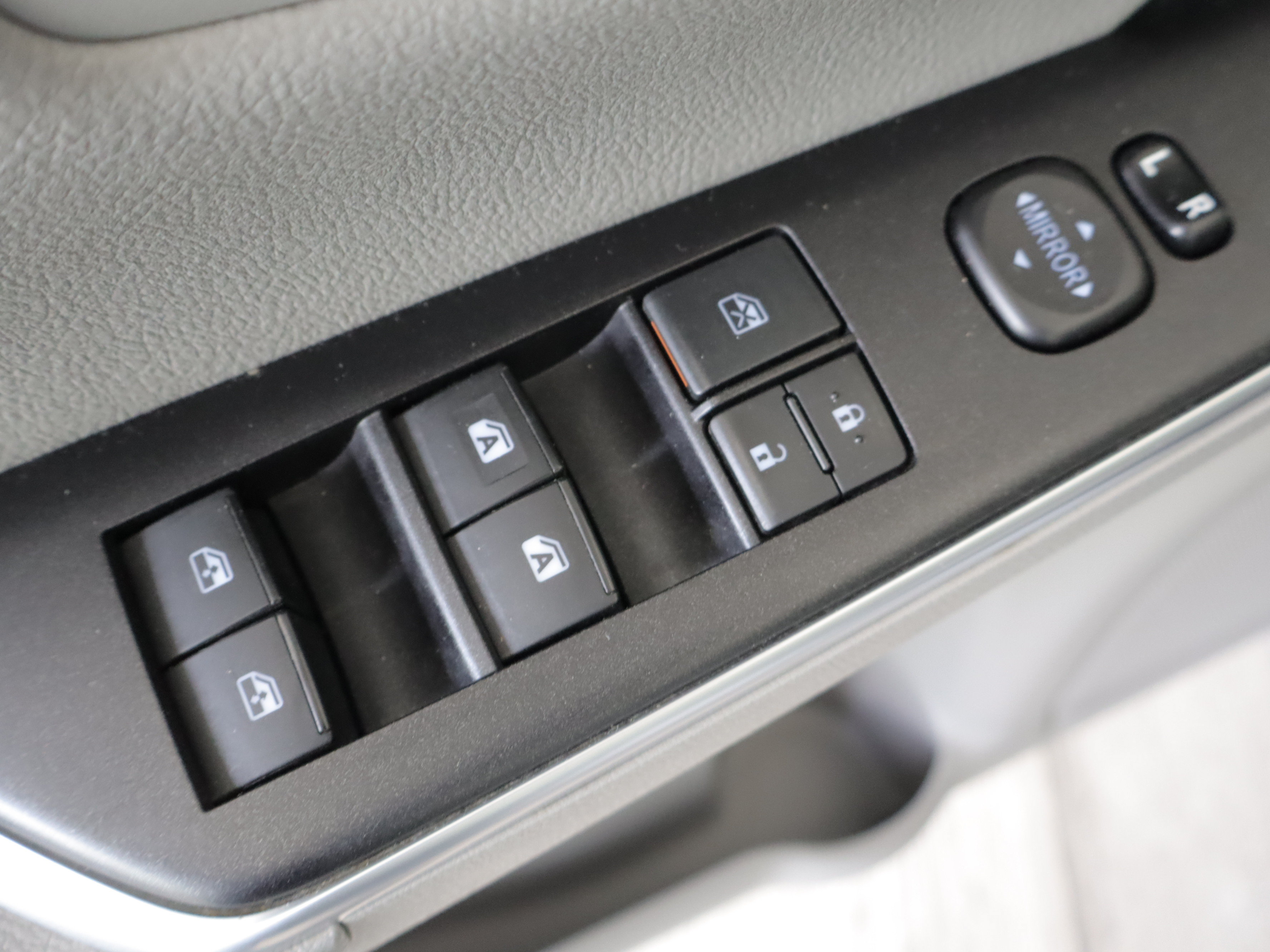 Used 2015 Toyota Camry LE FWD image 11