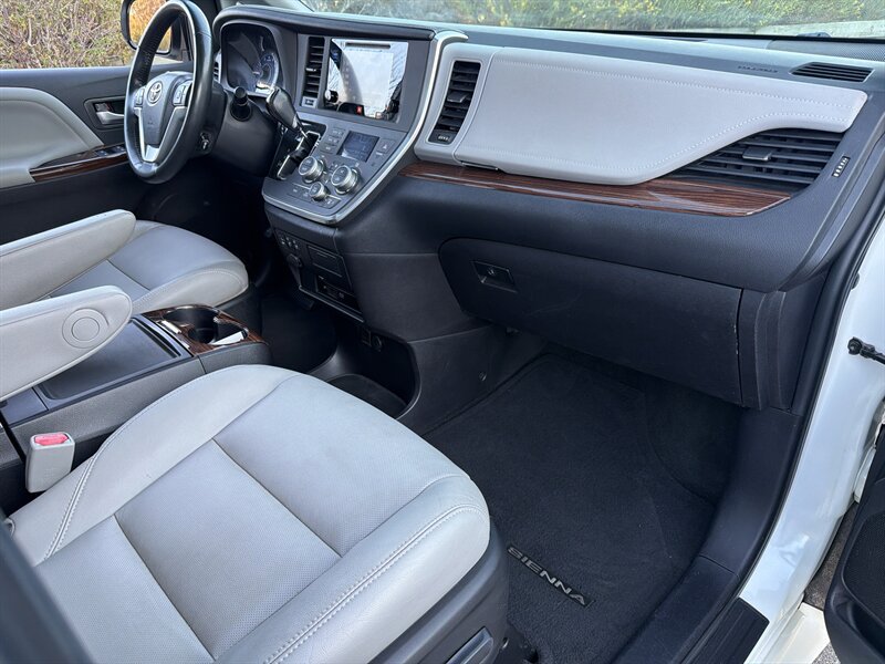 Used 2015 Toyota Sienna Limited Premium FWD image 12