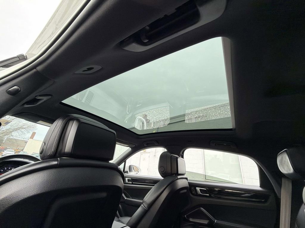 Used 2023 Porsche Cayenne Platinum Edition image 27
