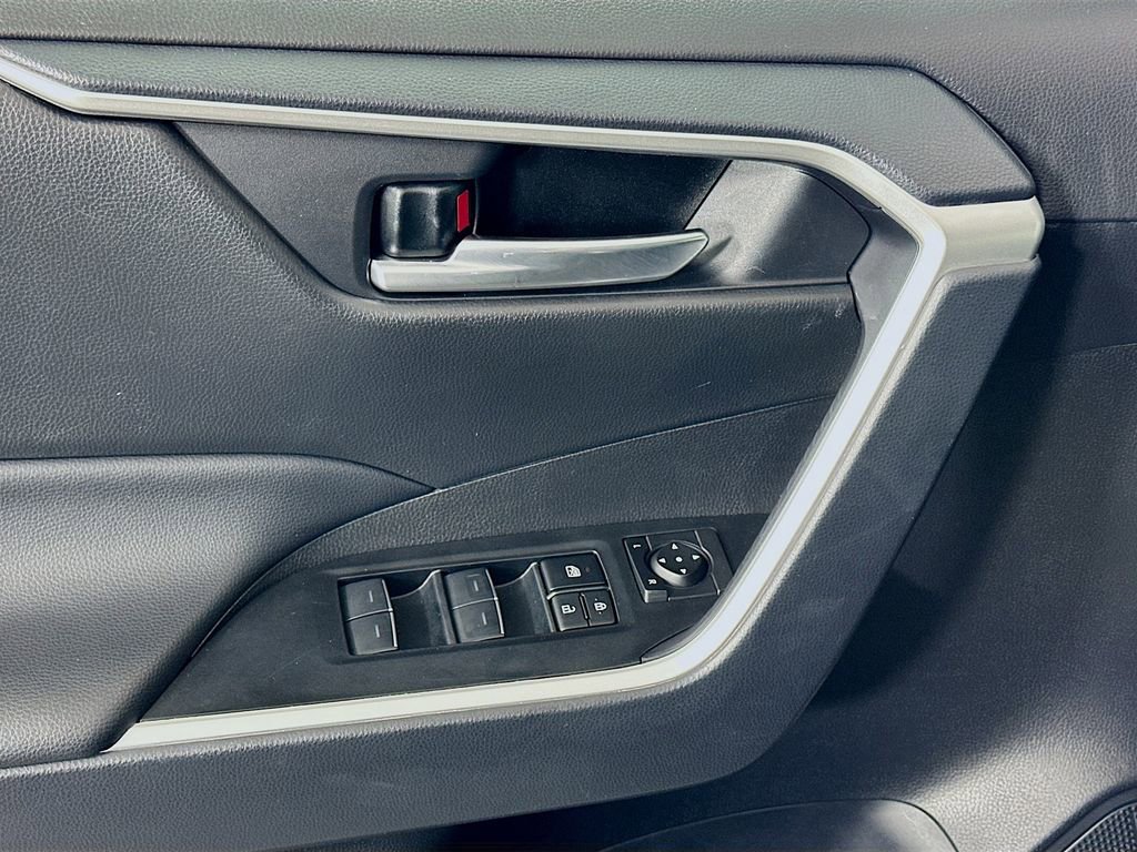 Used 2025 Toyota RAV4 XLE image 17