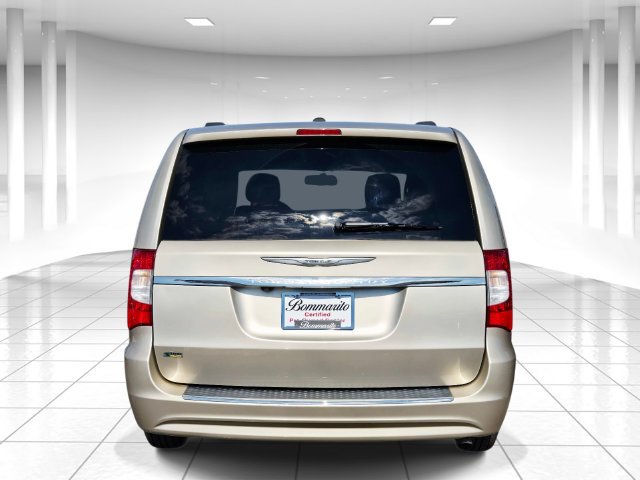Used 2015 Chrysler Town & Country Touring FWD image 4