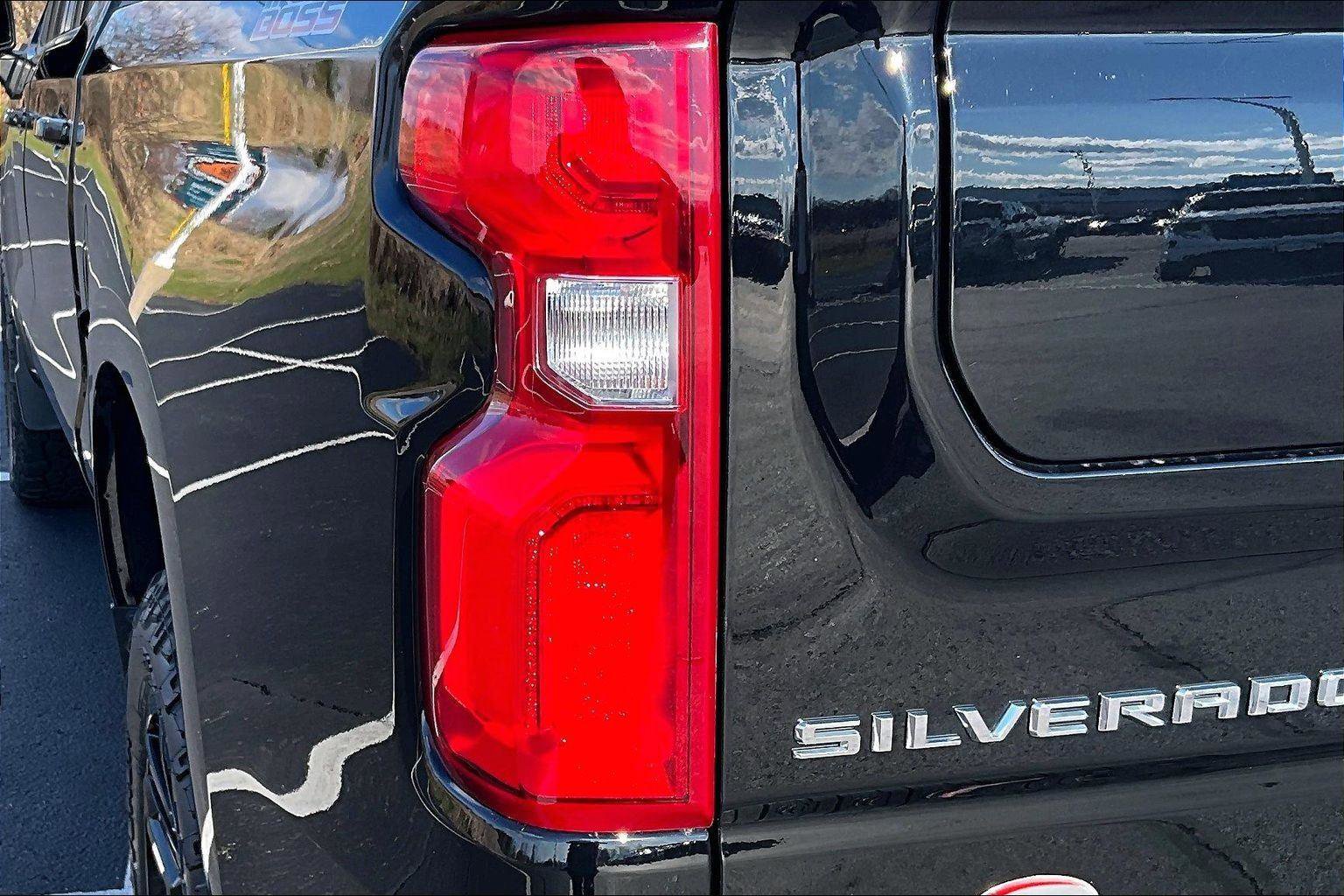 Used 2024 Chevrolet Silverado 1500 LT Trail Boss w/ Convenience Package II AWD/4WD image 31