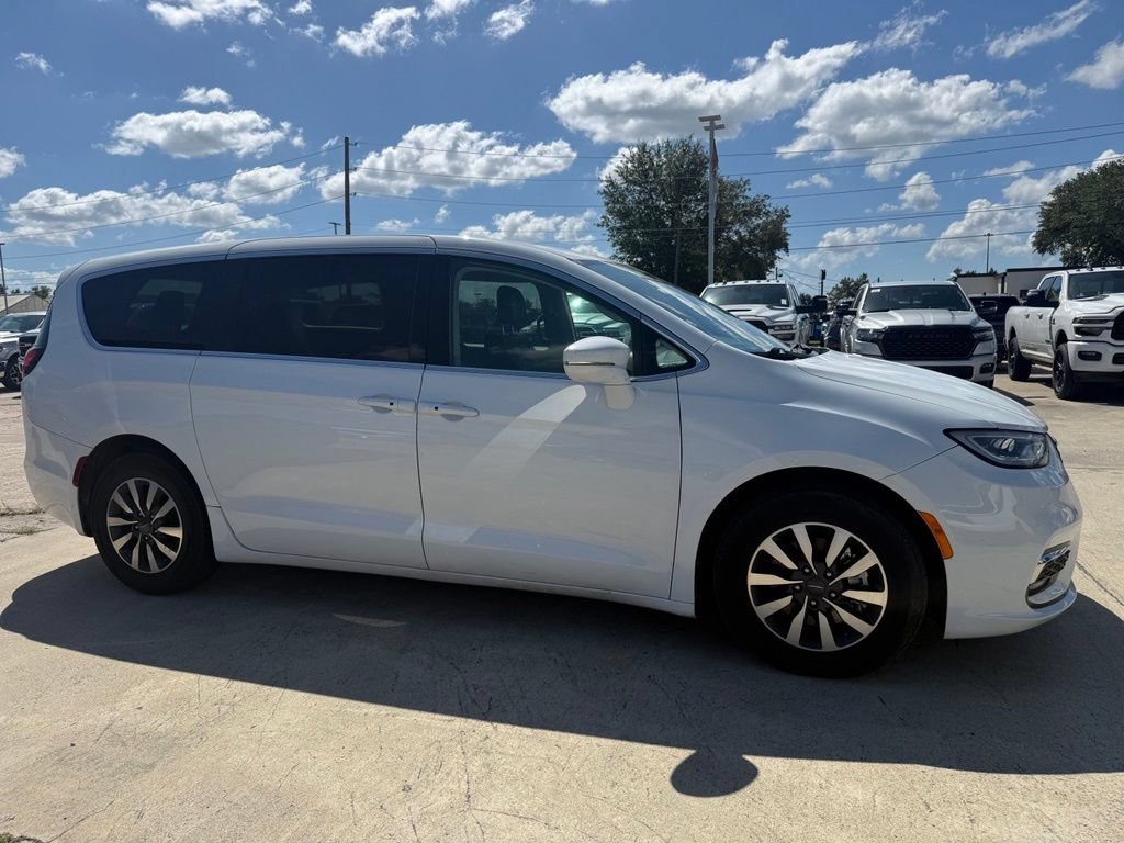 Used 2022 Chrysler Pacifica Touring-L FWD image 2