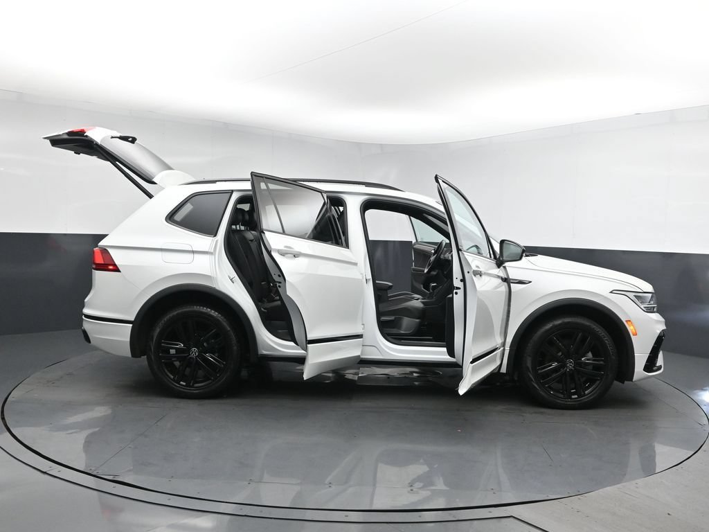 Used 2022 Volkswagen Tiguan SE R-Line AWD/4WD image 32