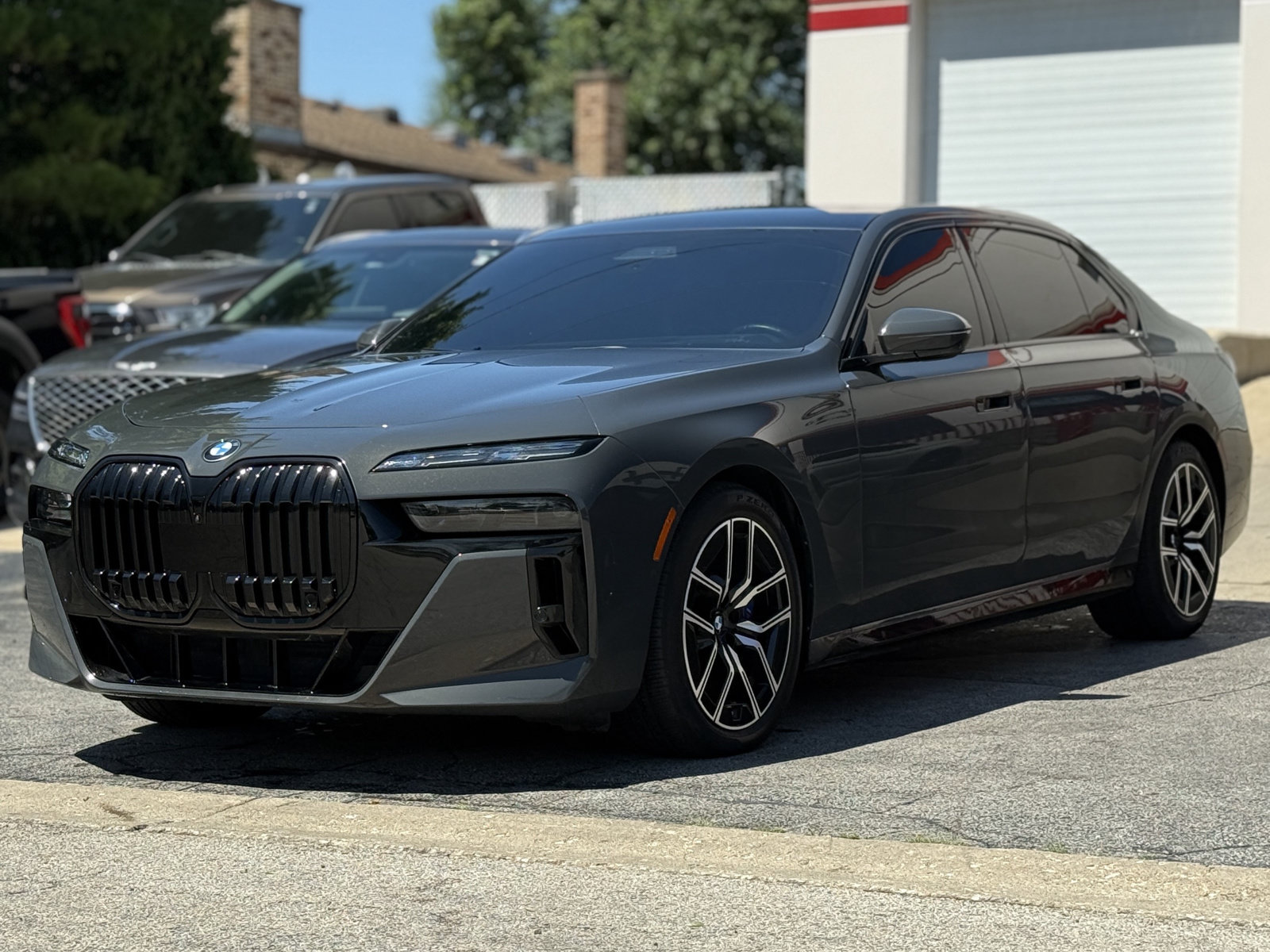 Used 2023 BMW 760i xDrive w/ Executive Package AWD/4WD image 3