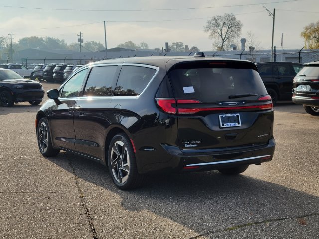 New 2027 Chrysler Pacifica Limited FWD image 4