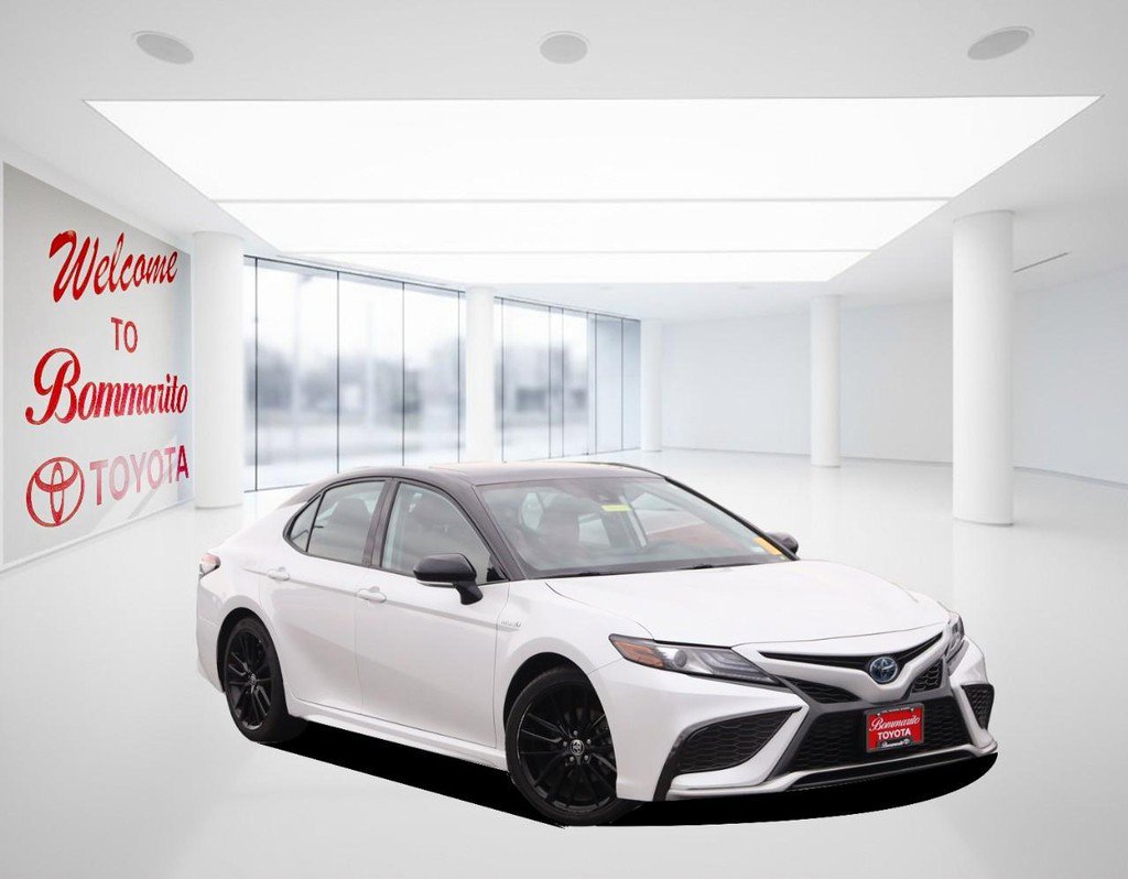 Used 2021 Toyota Camry XSE w/ Navigation Upgrade Package FWD image 2