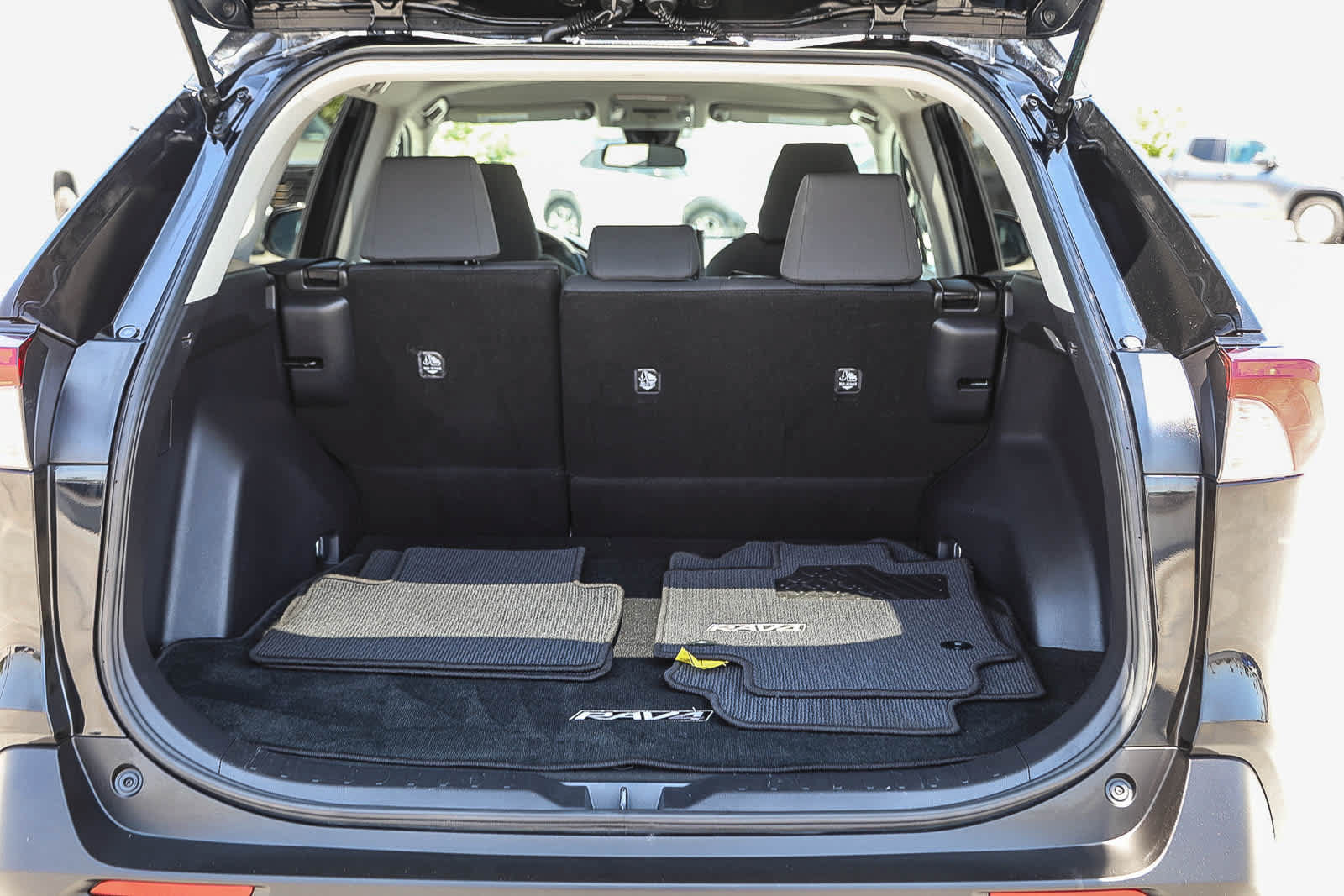 Certified 2020 Toyota RAV4 XLE w/ Carpet Mat Package FWD image 25