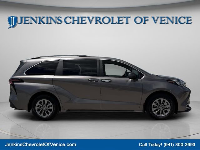 Used 2024 Toyota Sienna XLE FWD image 3