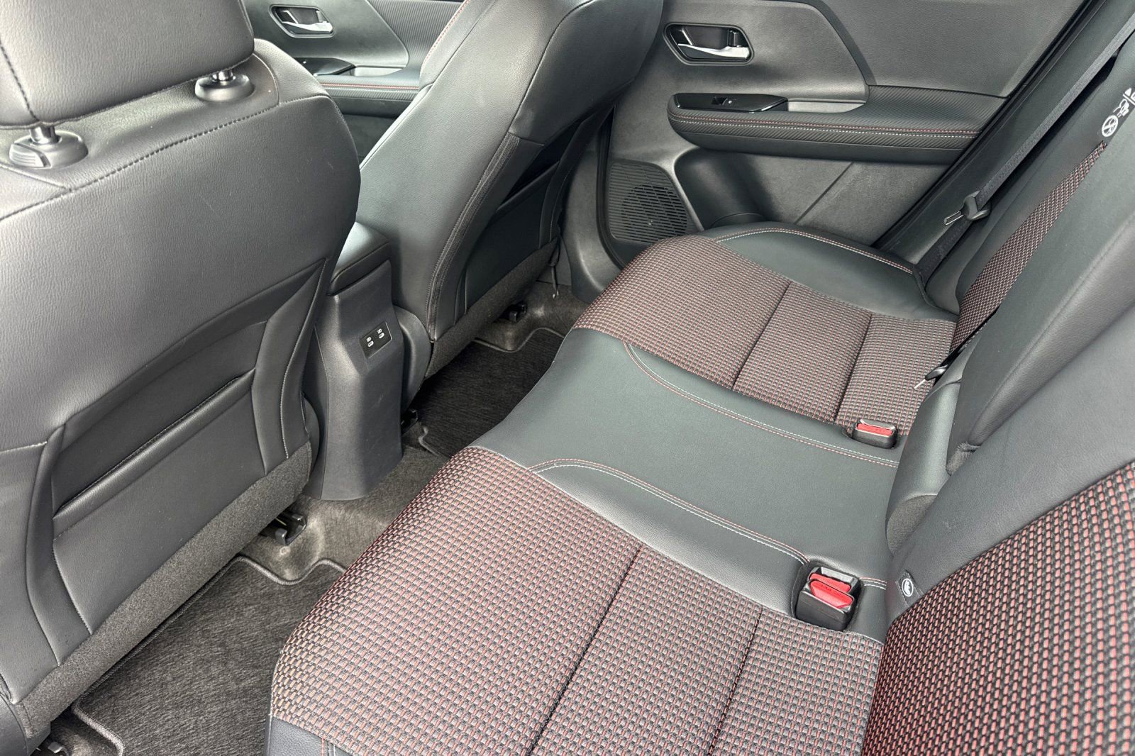 Used 2025 Nissan Kicks SR FWD image 13