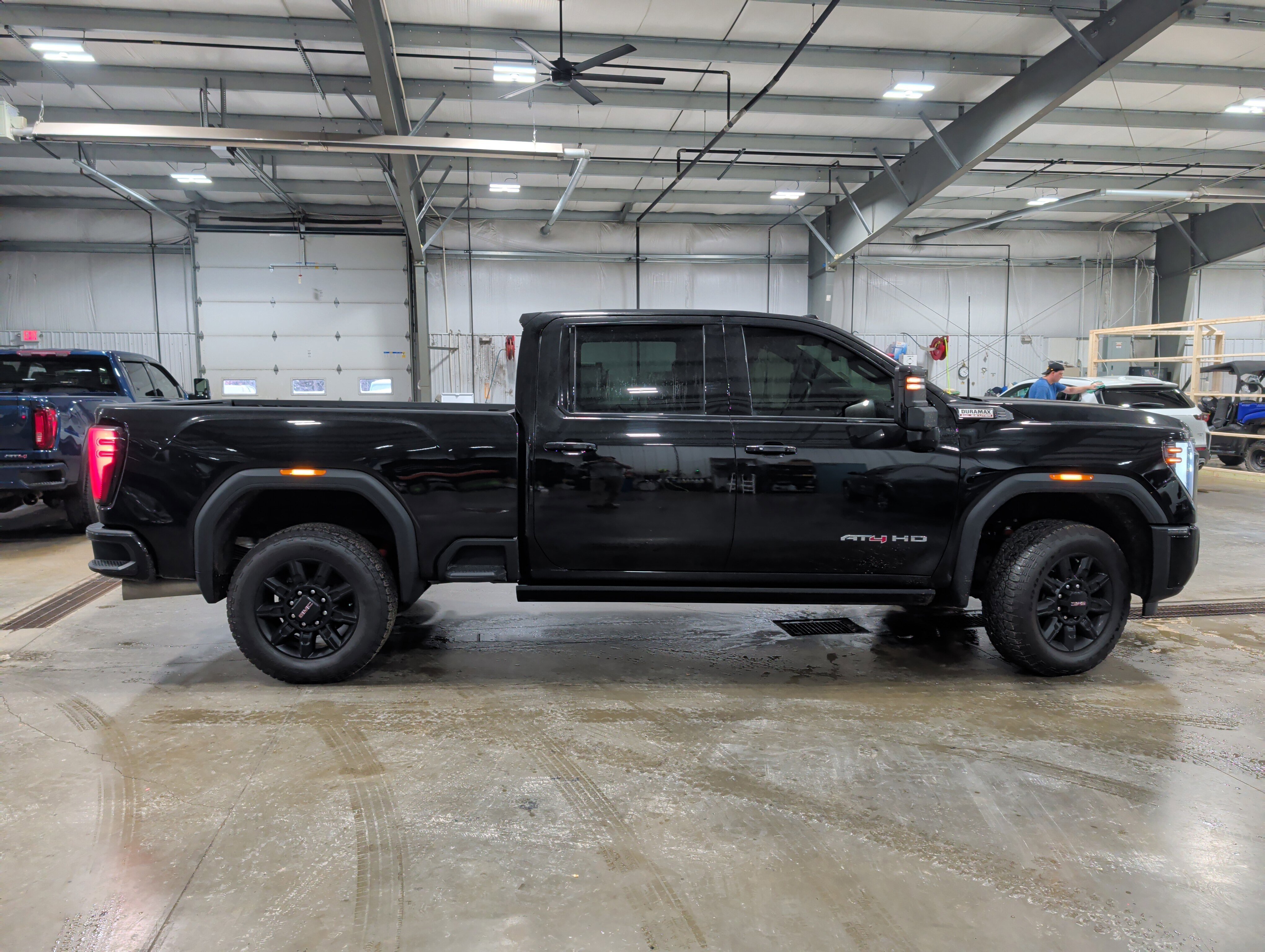 Used 2025 GMC Sierra 2500 AT4 image 2