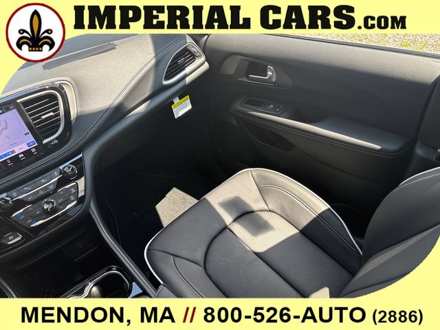 New 2027 Chrysler Pacifica Limited w/ Family Tech Group AWD/4WD image 18