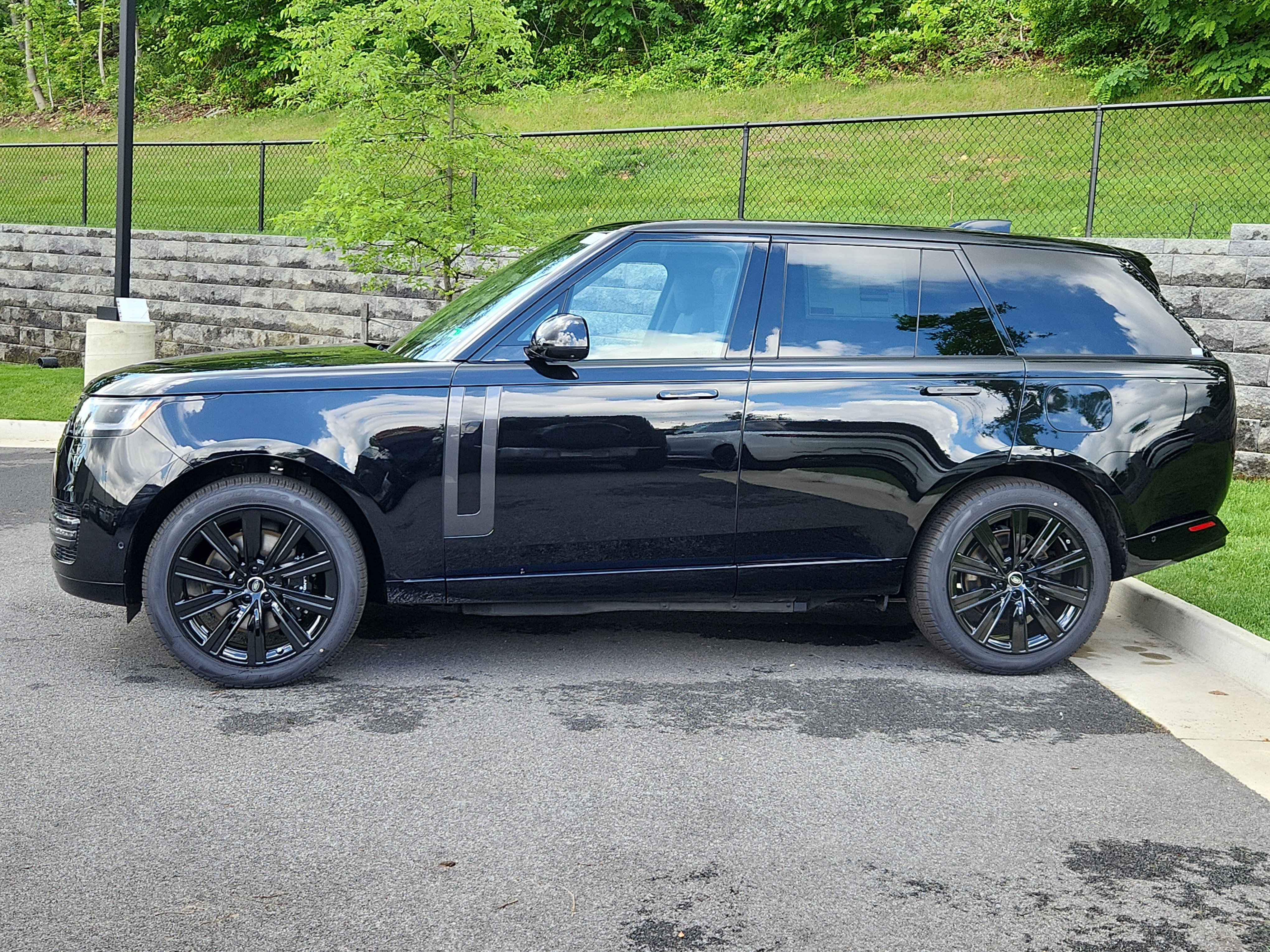 New 2025 Land Rover Range Rover SE image 6