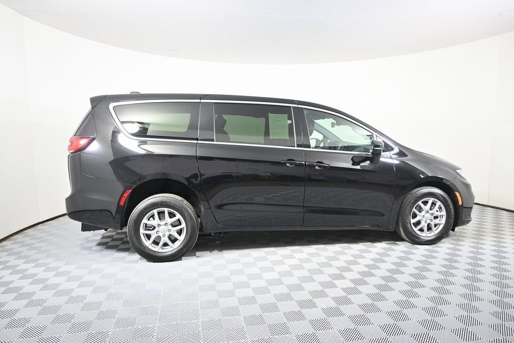 Used 2025 Chrysler Pacifica Select FWD image 8