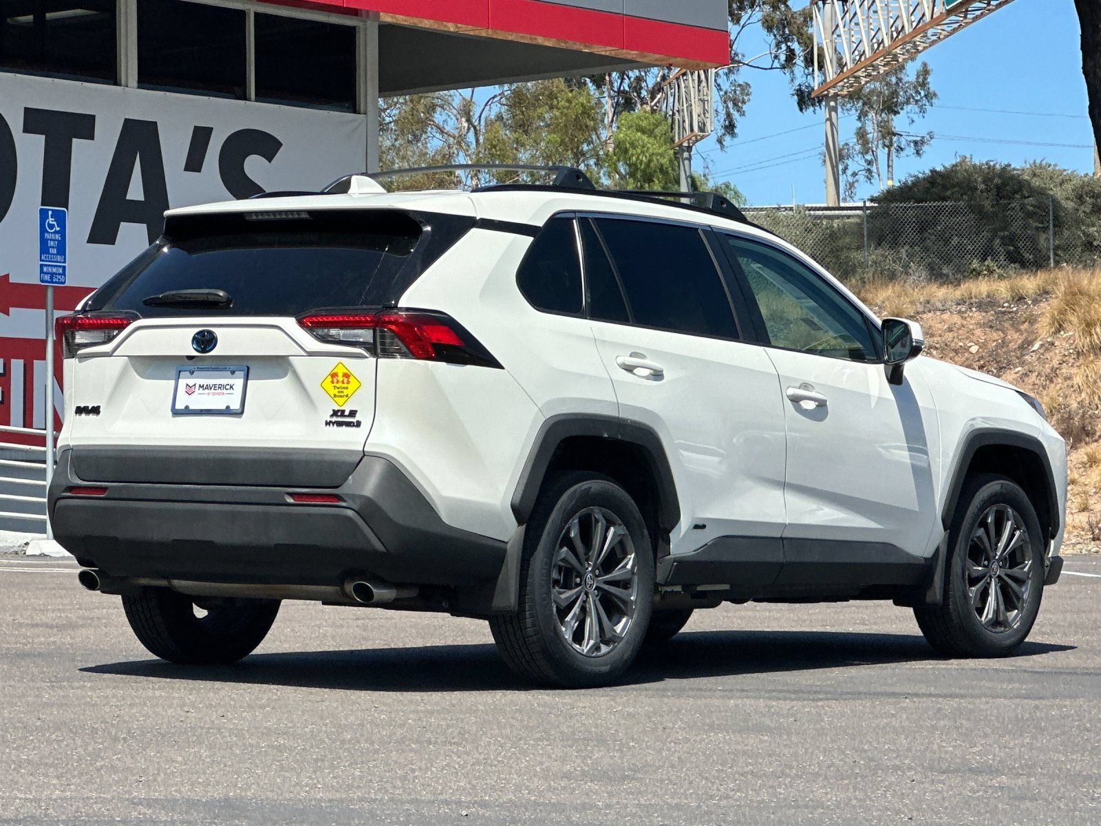 Used 2022 Toyota RAV4 XLE Premium AWD/4WD image 5