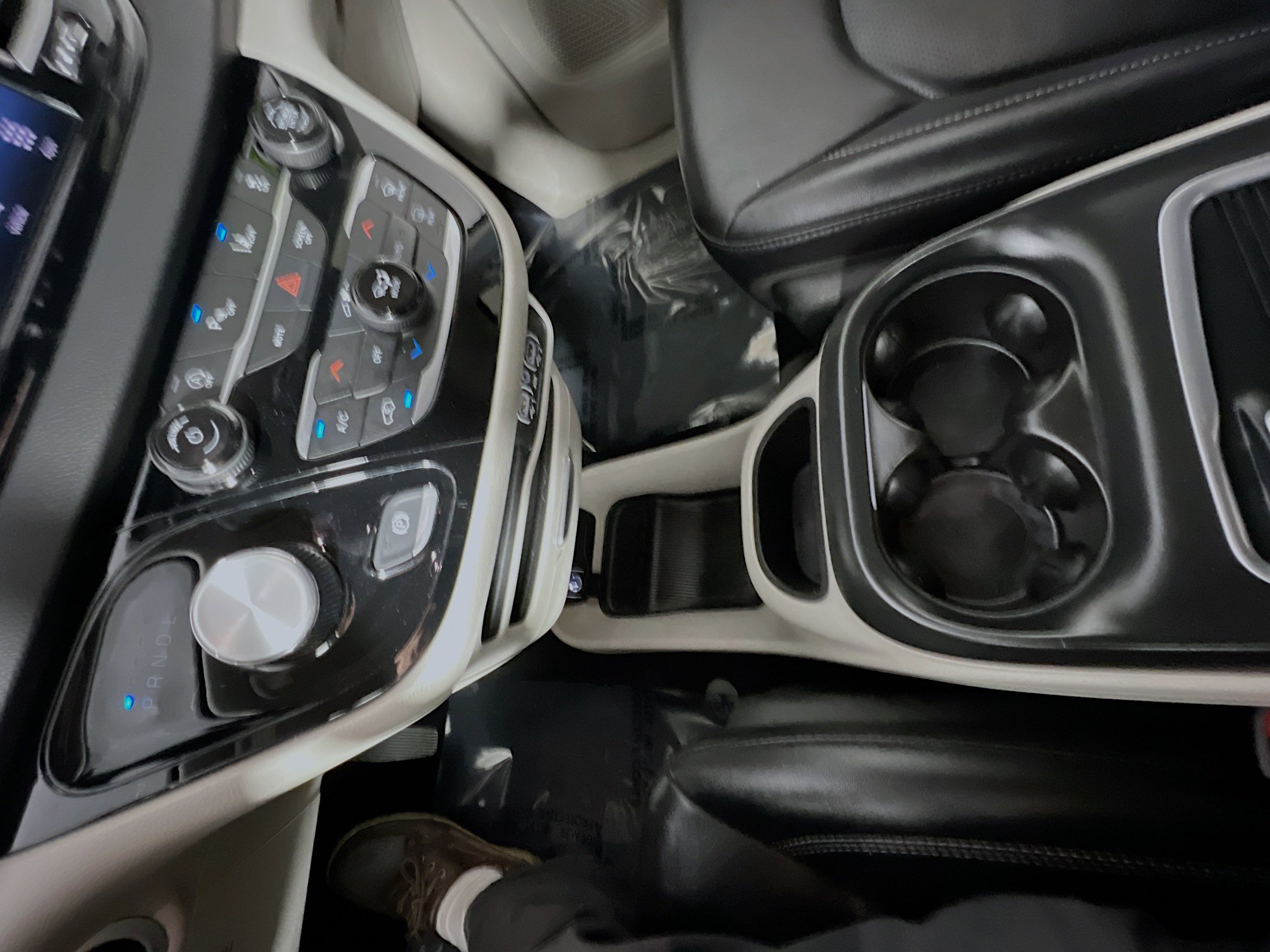 Used 2024 Chrysler Pacifica Touring-L image 25