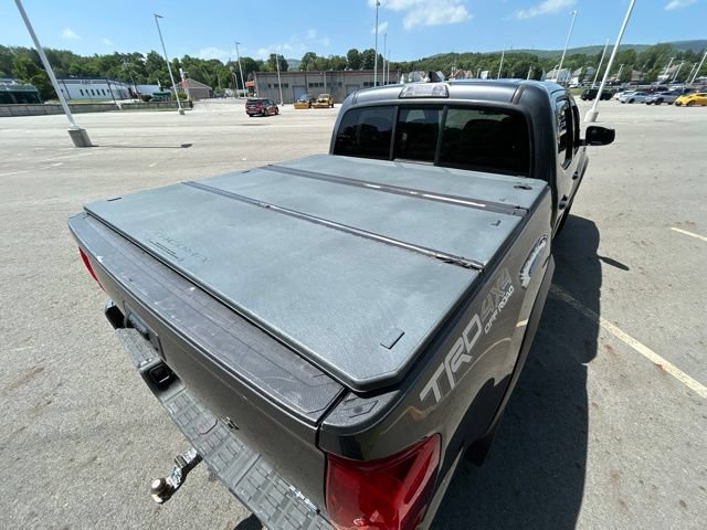 Used 2016 Toyota Tacoma TRD Off-Road w/ Premium & Technology Package AWD/4WD image 11