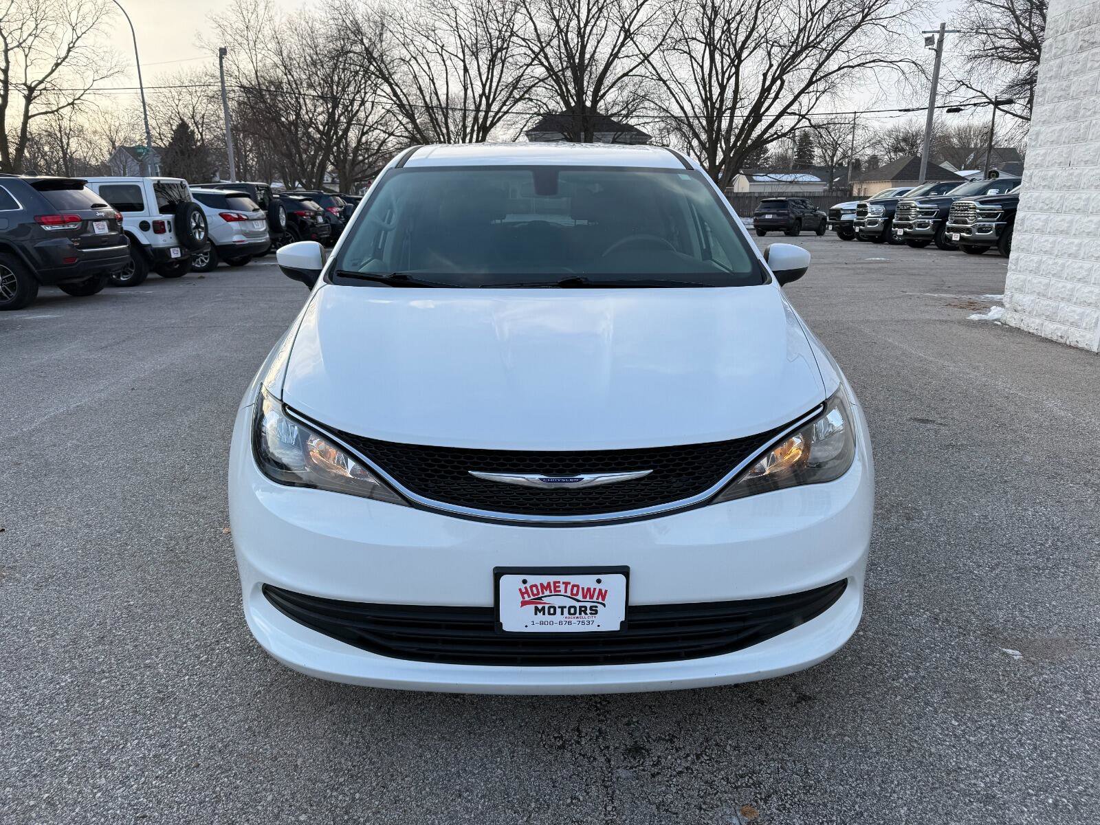 Used 2020 Chrysler Voyager LX FWD image 2
