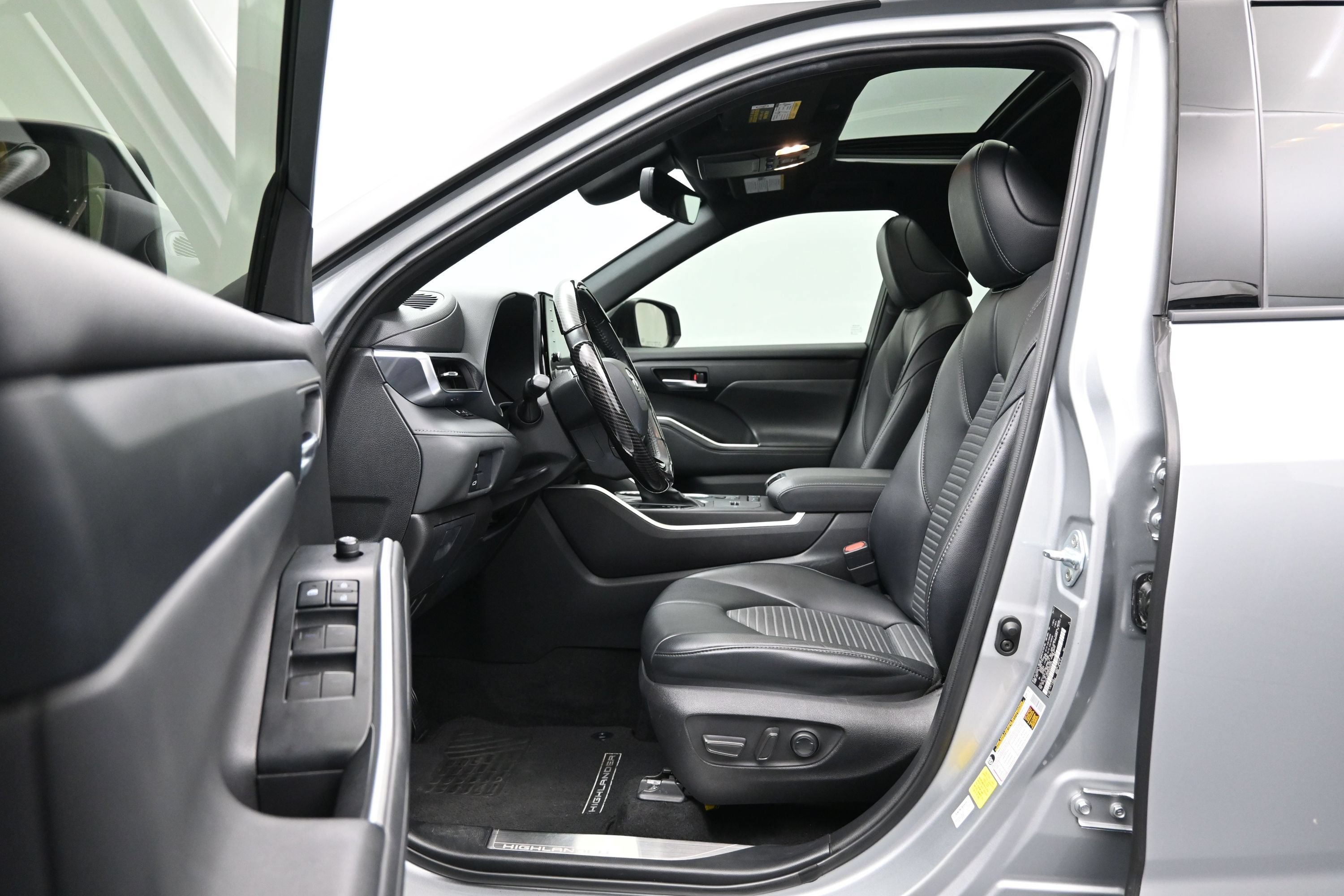 Used 2021 Toyota Highlander XSE FWD image 9