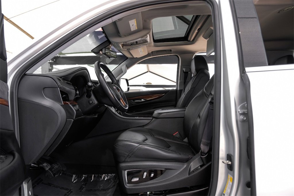 Used 2019 Cadillac Escalade ESV Luxury image 3