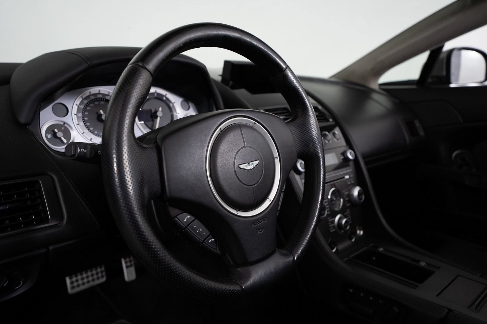 Used 2012 Aston Martin V8 Vantage Roadster RWD image 17