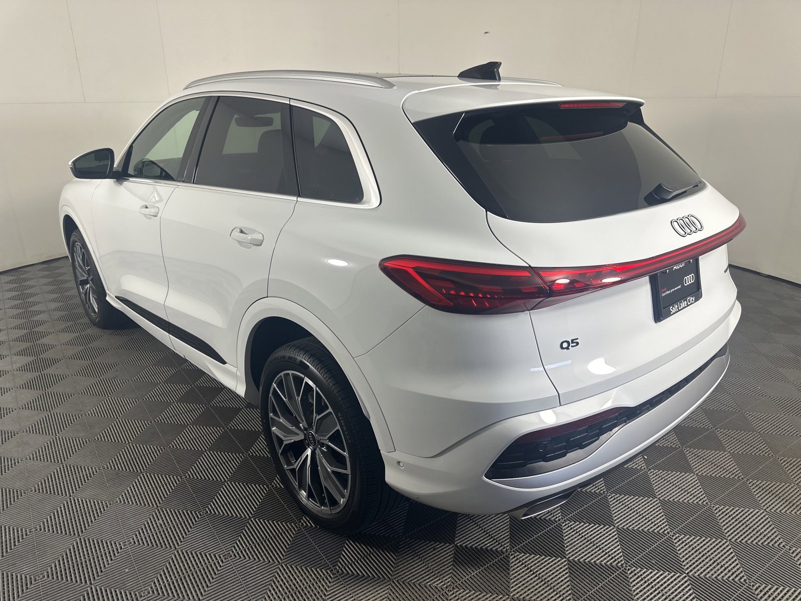 Certified 2025 Audi Q5 2.0T Premium Plus w/ Premium Plus image 5