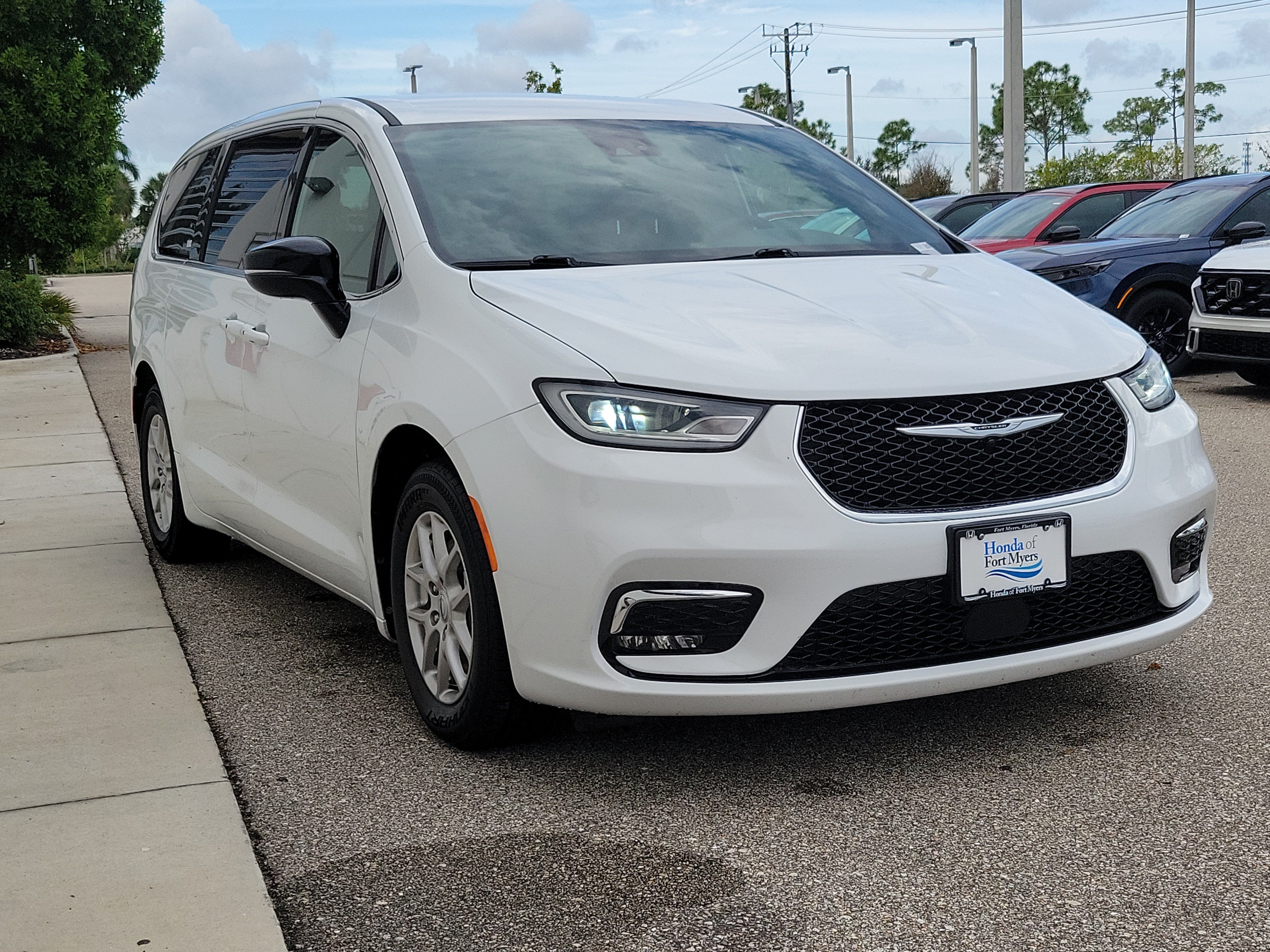Used 2025 Chrysler Pacifica Select FWD image 31