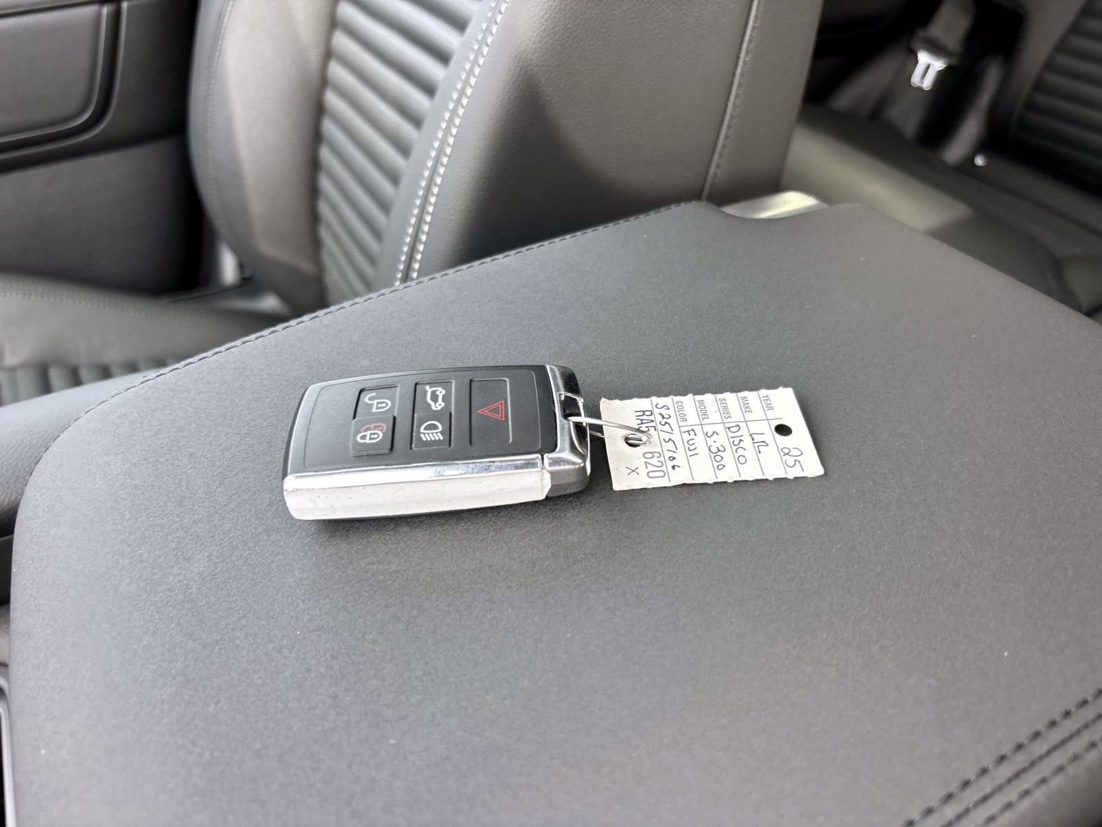 Used 2025 Land Rover Discovery S AWD/4WD image 30