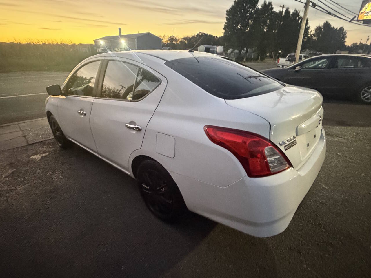 Used 2016 Nissan Versa SV FWD image 5