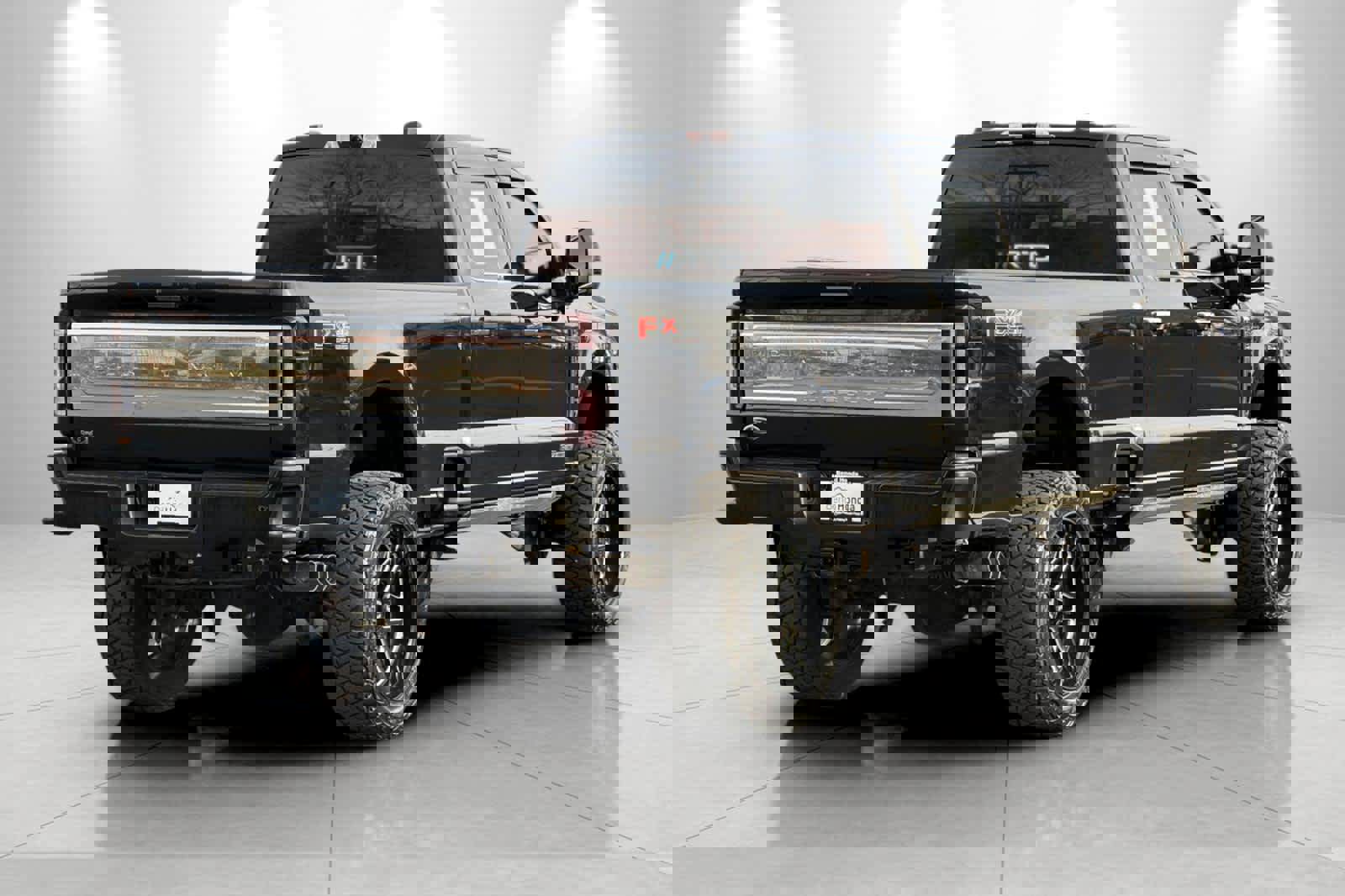 Used 2024 Ford F350 Platinum w/ FX4 Off-Road Package image 2