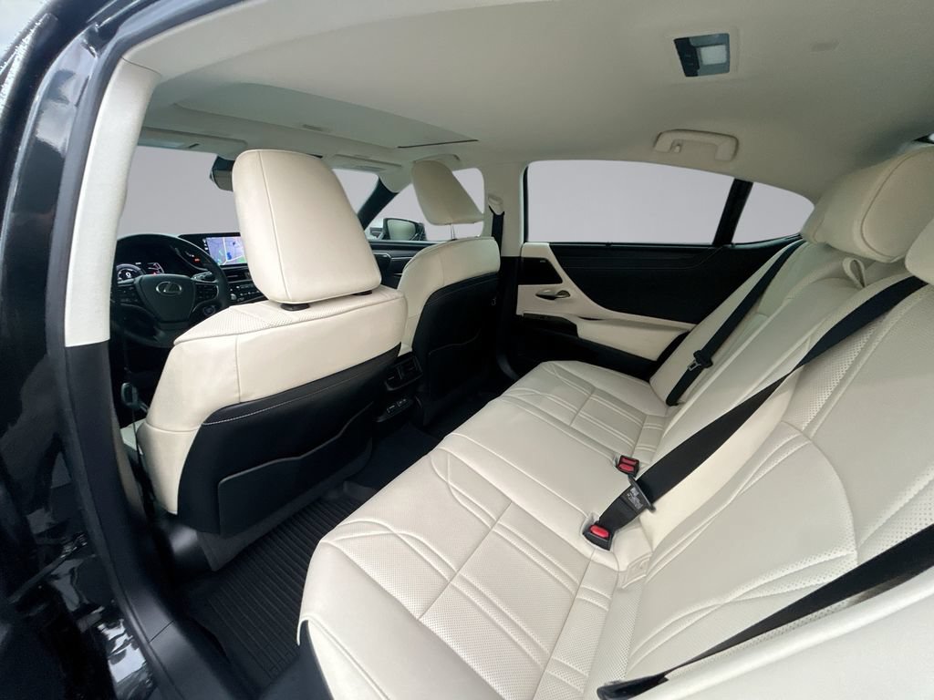 Used 2022 Lexus ES 300h Ultra Luxury w/ Accessory Package 2 FWD image 33
