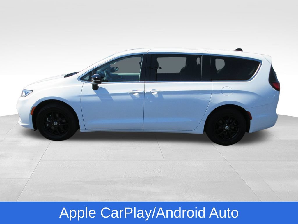 Used 2024 Chrysler Pacifica Touring-L FWD image 2
