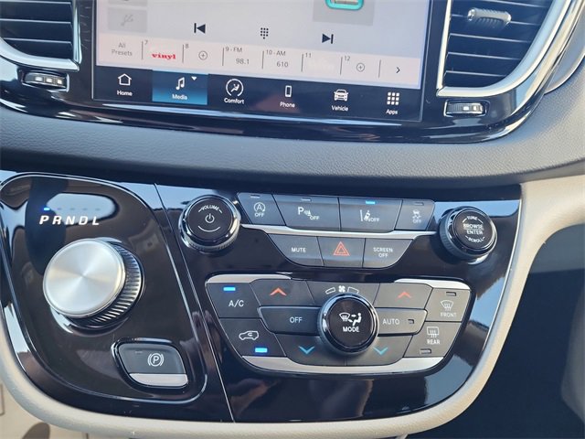 Used 2024 Chrysler Pacifica Touring-L image 20