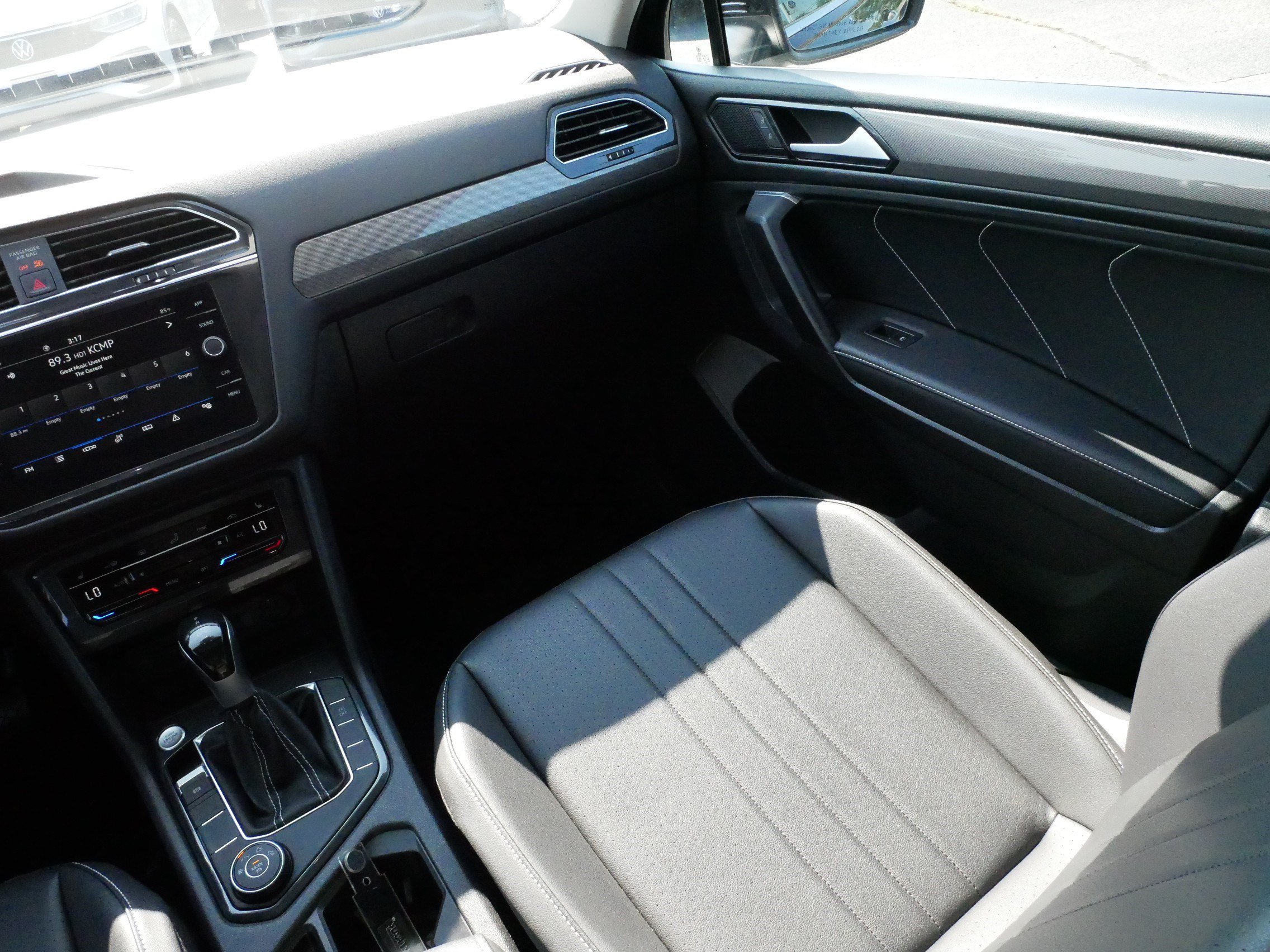 Certified 2023 Volkswagen Tiguan SE w/ Panoramic Sunroof Package AWD/4WD image 11