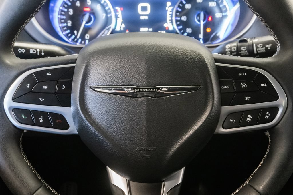 Certified 2025 Chrysler Pacifica Select FWD image 15