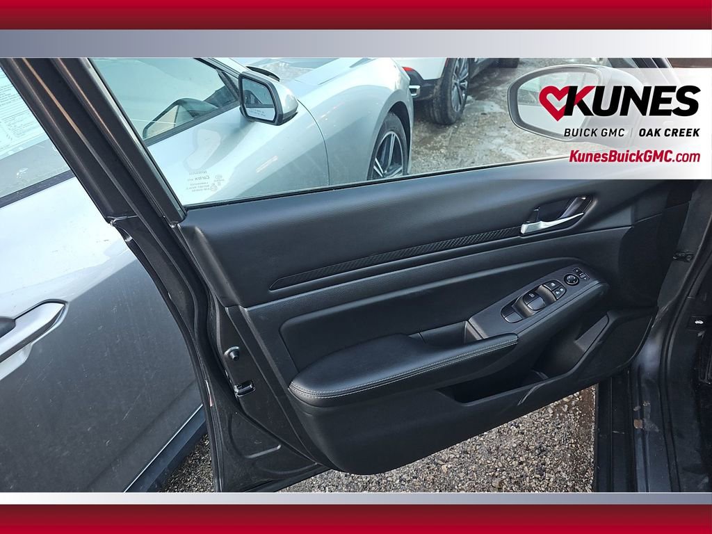 Used 2024 Nissan Altima 2.5 SV image 16