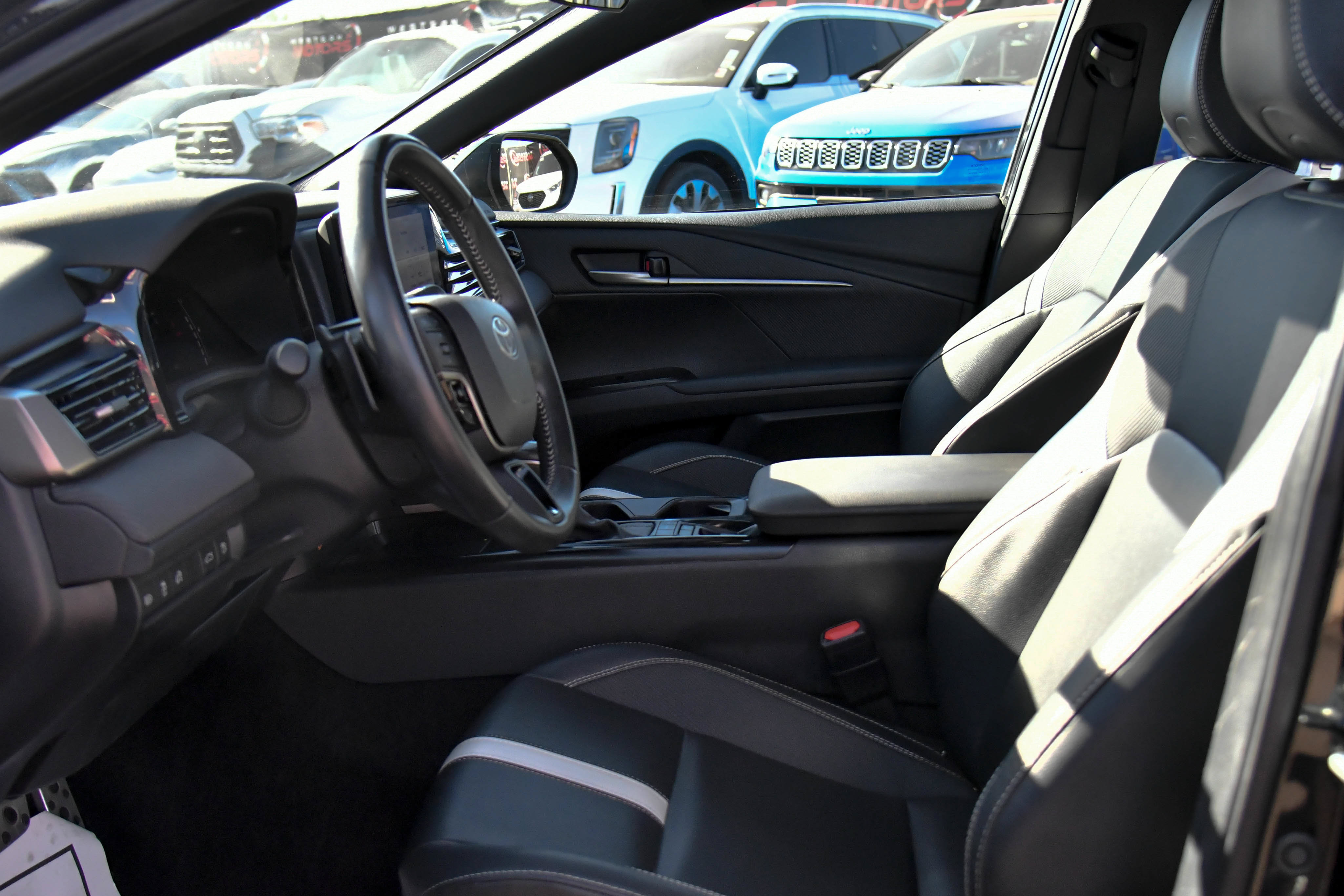 Used 2025 Toyota Camry SE FWD image 18