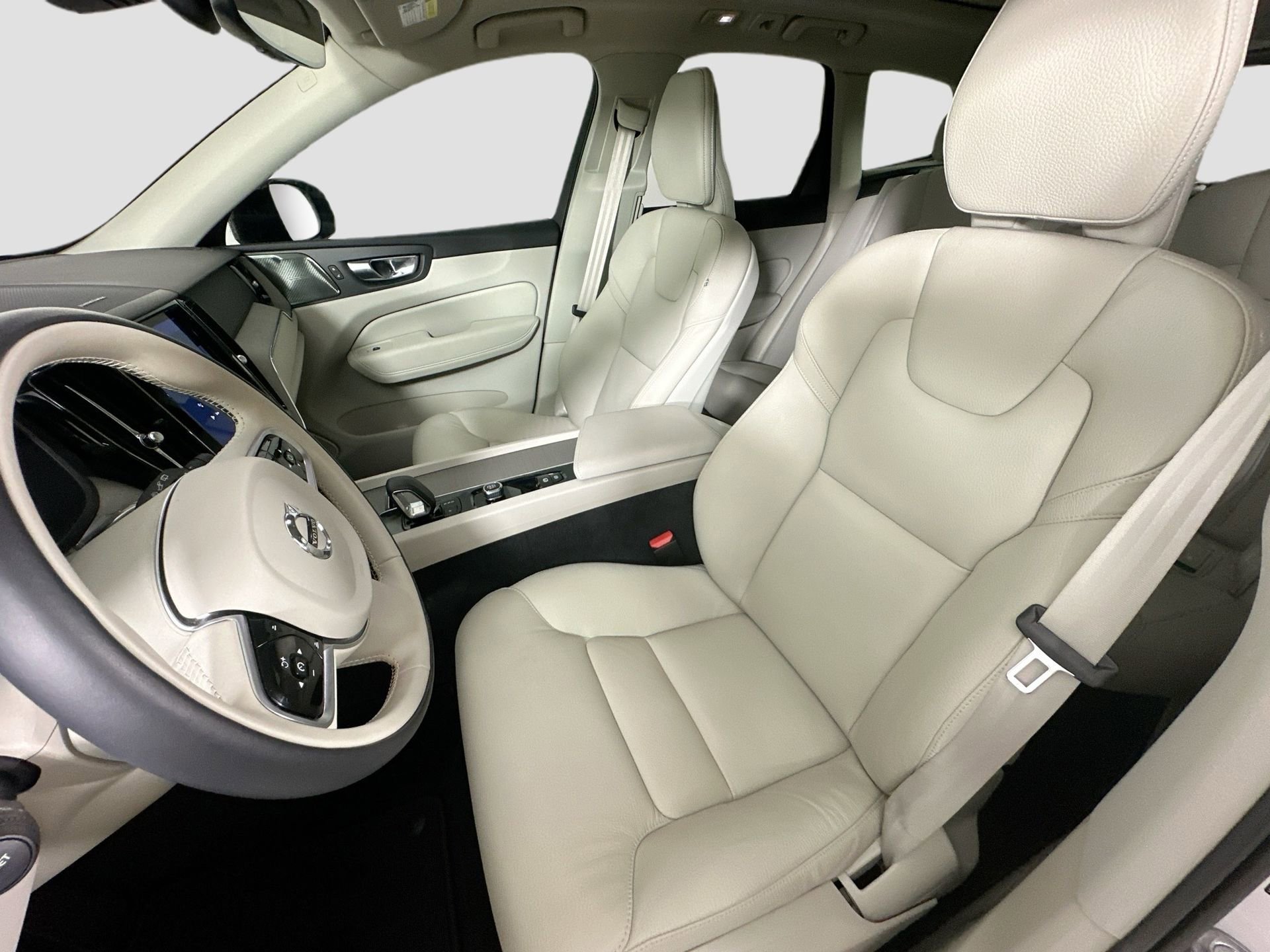 Used 2023 Volvo XC60 B5 Plus w/ Climate Package image 22