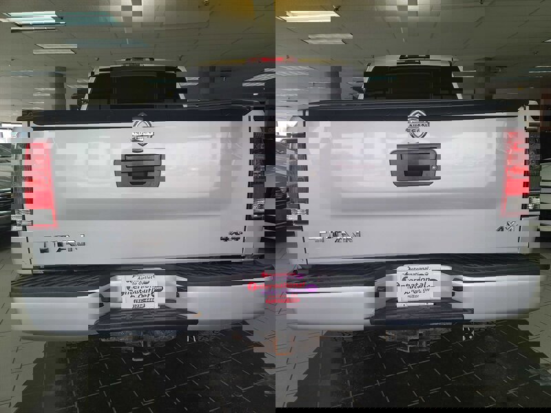 Used 2015 Nissan Titan SV image 6