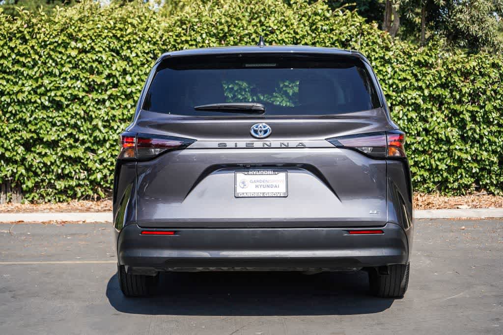Used 2025 Toyota Sienna LE FWD image 5