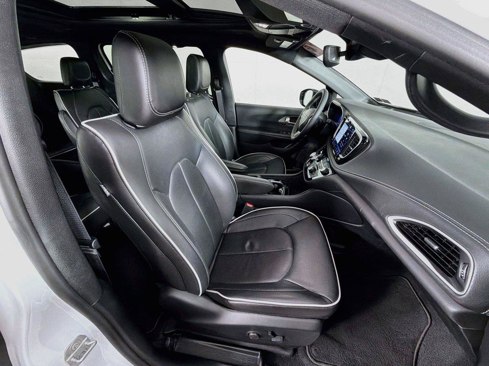Used 2027 Chrysler Pacifica Limited FWD image 30