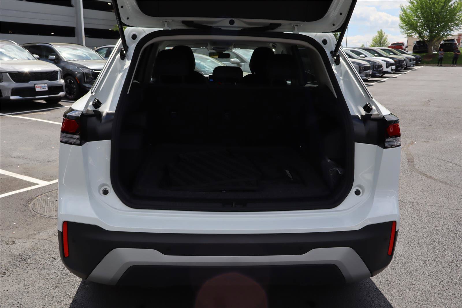 Certified 2025 Volkswagen Tiguan S w/ 18" Wheel Package image 5