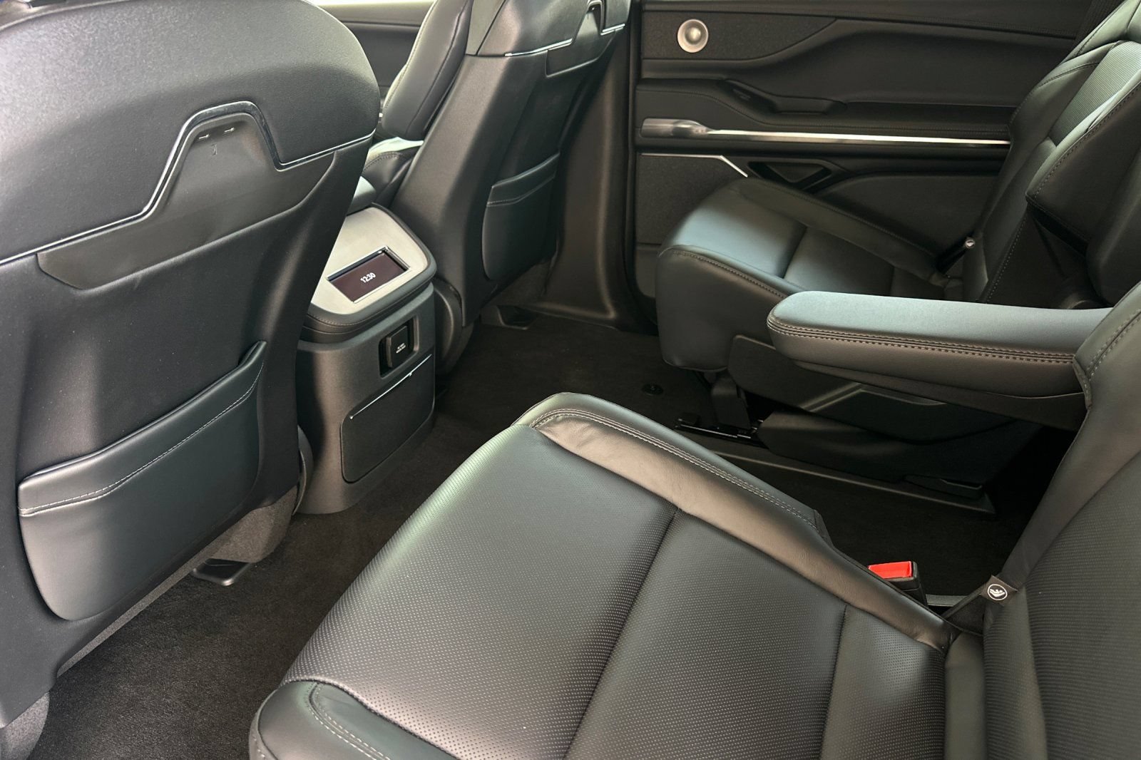 New 2026 Lincoln Navigator Reserve w/ Jet Appearance Package AWD/4WD image 11