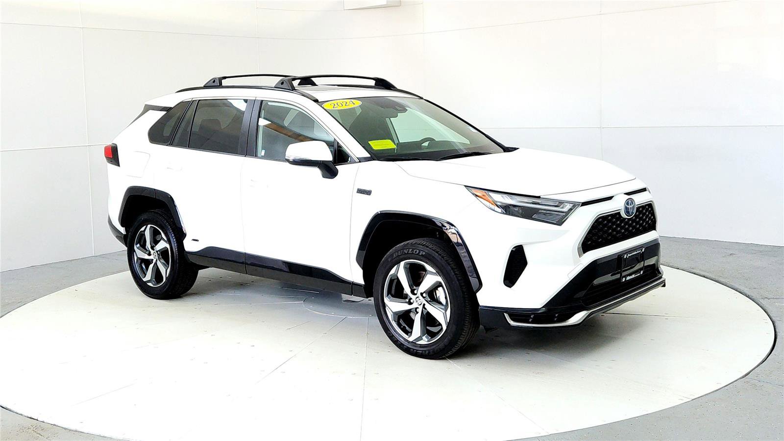 Used 2024 Toyota RAV4 SE w/ Weather & Moonroof Package image 7