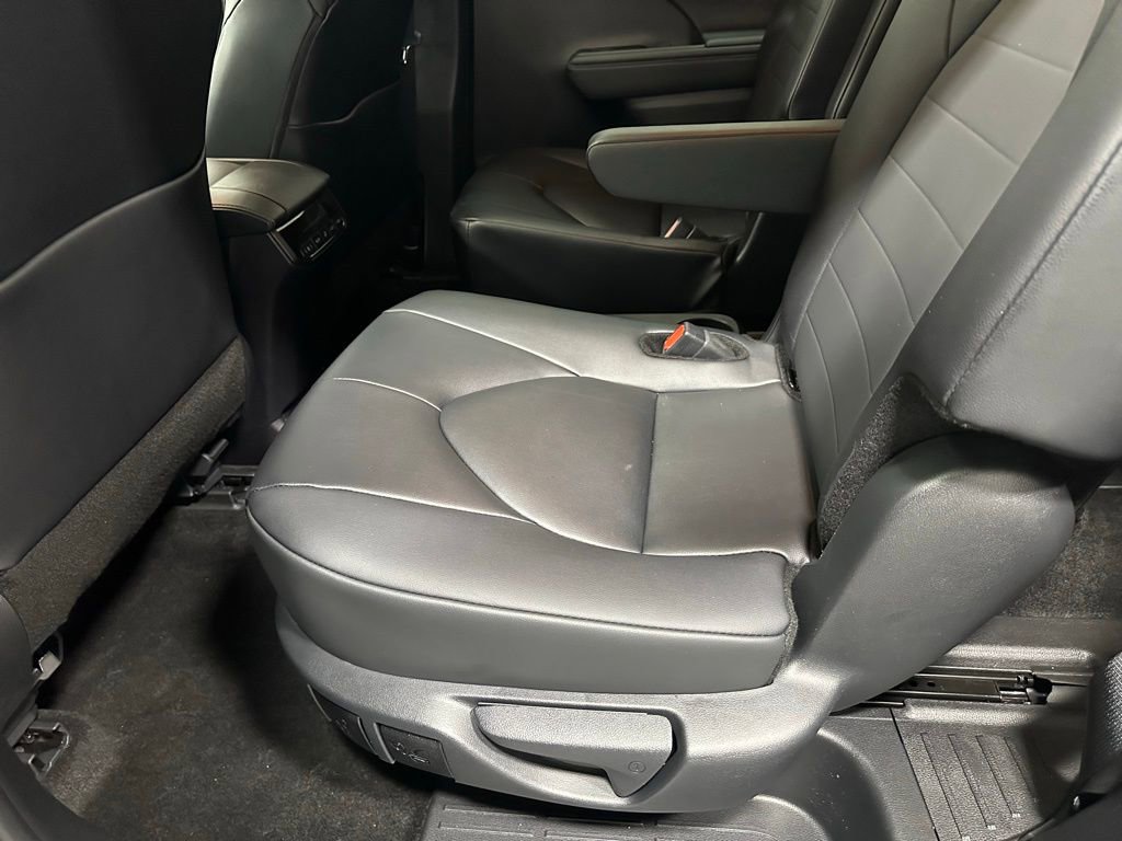 Used 2025 Toyota Highlander XLE image 49