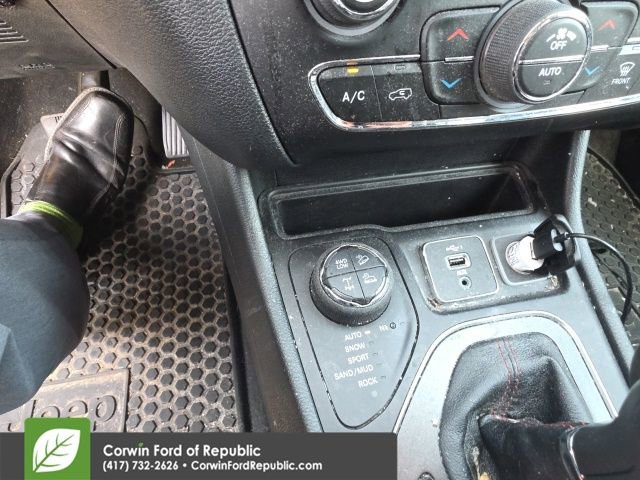 Used 2022 Jeep Cherokee Trailhawk w/ Trailer Tow Group image 12