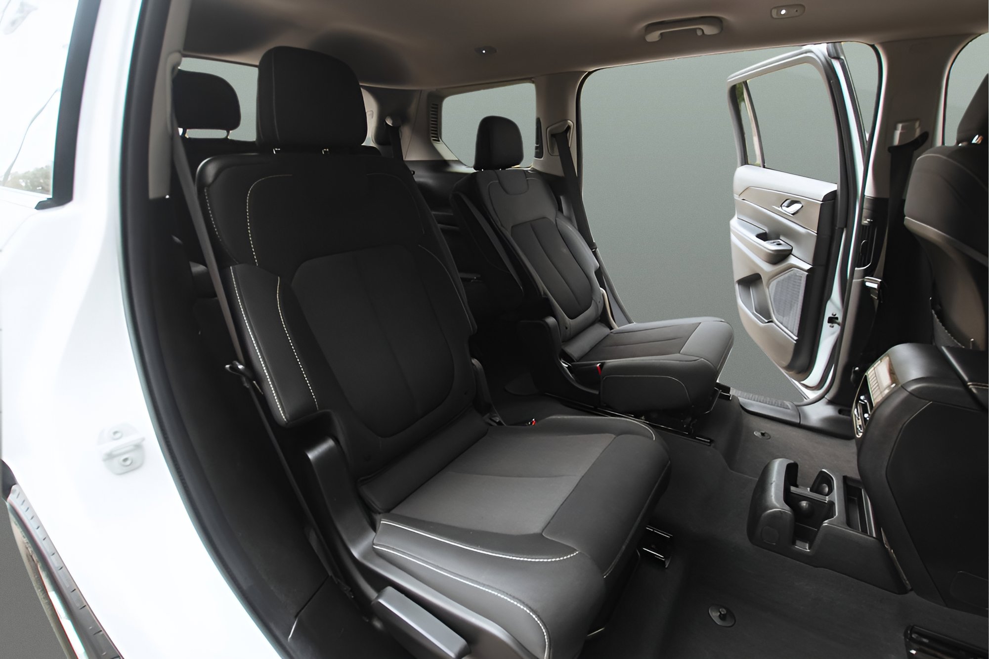 Used 2023 Jeep Grand Cherokee L Laredo AWD/4WD image 18
