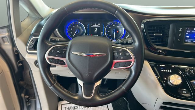 Used 2017 Chrysler Pacifica Touring-L FWD image 15