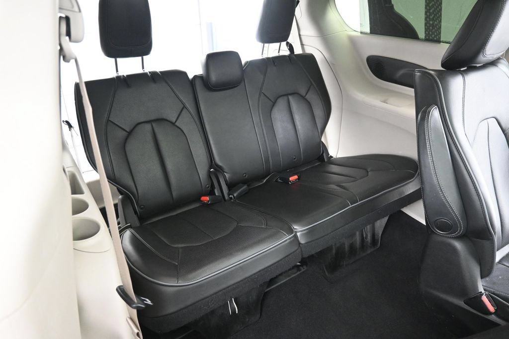 Used 2020 Chrysler Pacifica Limited FWD image 28