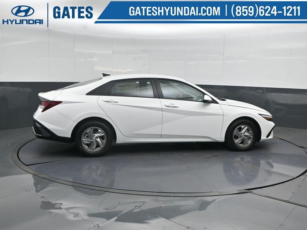 New 2026 Hyundai Elantra SE FWD image 3